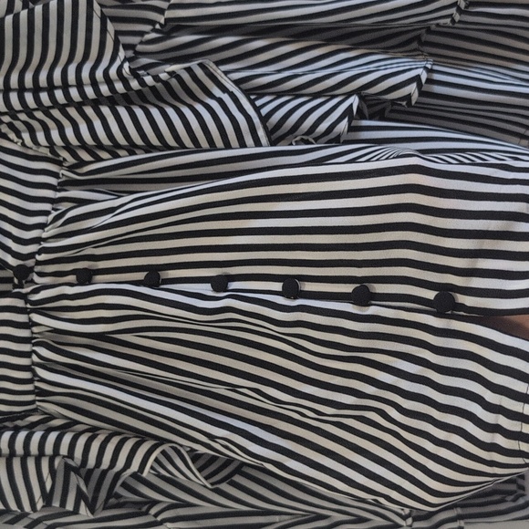 Design Lab Lord & Taylor Black and White Ruffled Blouse - Picture 4 of 4